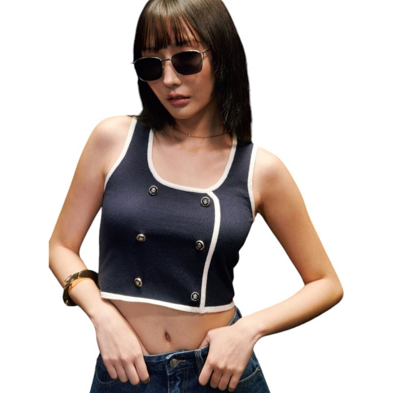 Pomeloเสื้อแขนกุดผู้หญิงแต่งกระดุมลายดีเทลเก๋ผ้านุ่มใส่สบาย