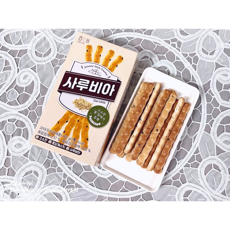 Haitai Sesame Stick Cracker 사루비아 60g ไฮไท ซารูเบีย แครกเกอร์แท่ง รสงา ขนาด 60 กรัม