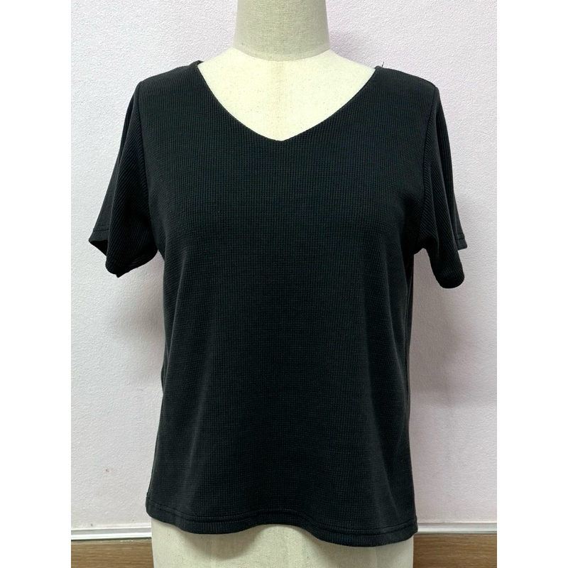 💢มือ 2💢 Wara Closet - เสื้อยืดคอวีผ้าร่อง สีเทาเข้ม