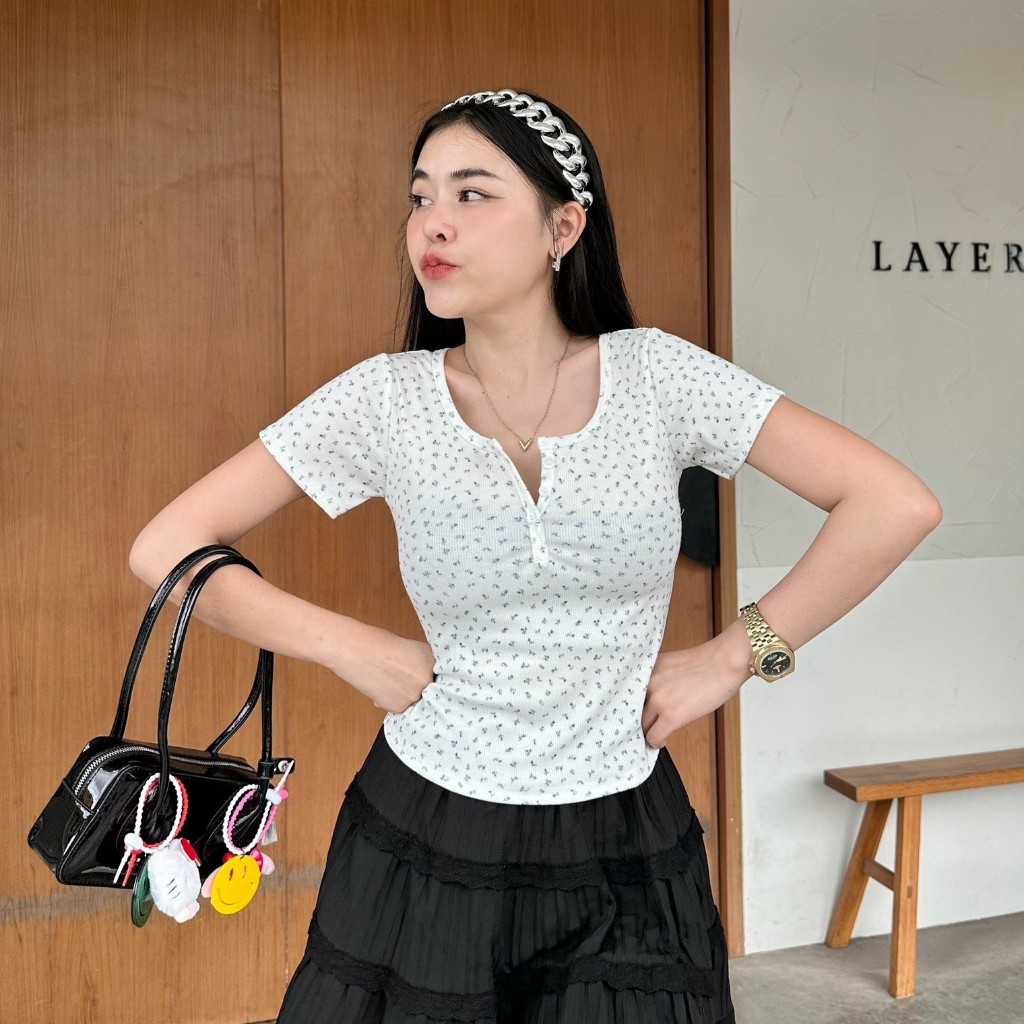 เสื้อยืดแขนสั้น ลายดอกไม้ สไตล์เกาหลี 🌸 กระดุมใช้งานได้จริง ผ้ายืดเยอะ สาวอวบใส่ได้ ทรงเข้ารูป รุ่น ลักขณา - รูปที่ 2