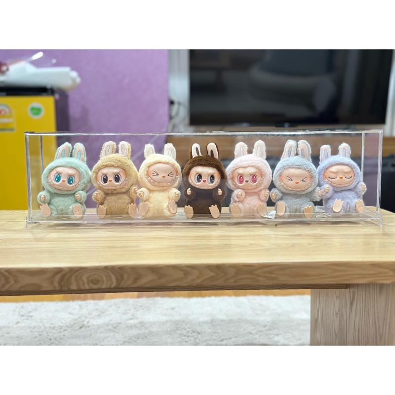 พร้อมส่ง - กล่องอะคริลิค พร้อมที่พิง ขนาด 63*10 สูง 16 เซน กล่องใส่ Labubu มาการอง V.2 กล่องครอบโมเดล สินค้าแข็งแรง