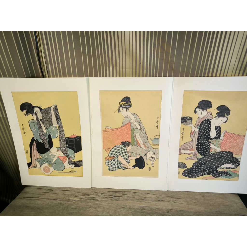ภาพพิมพ์แกะไม้ ชื่อ Women making dresses by Utamaro