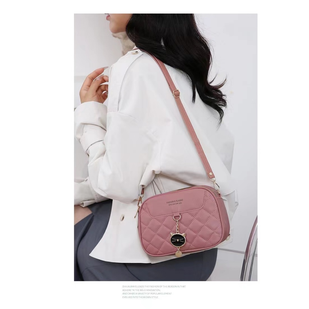 กระเป๋าสะพายข้างน่ารัก มีสามช่อง สามารถจุของได้เยอะ หนังpu