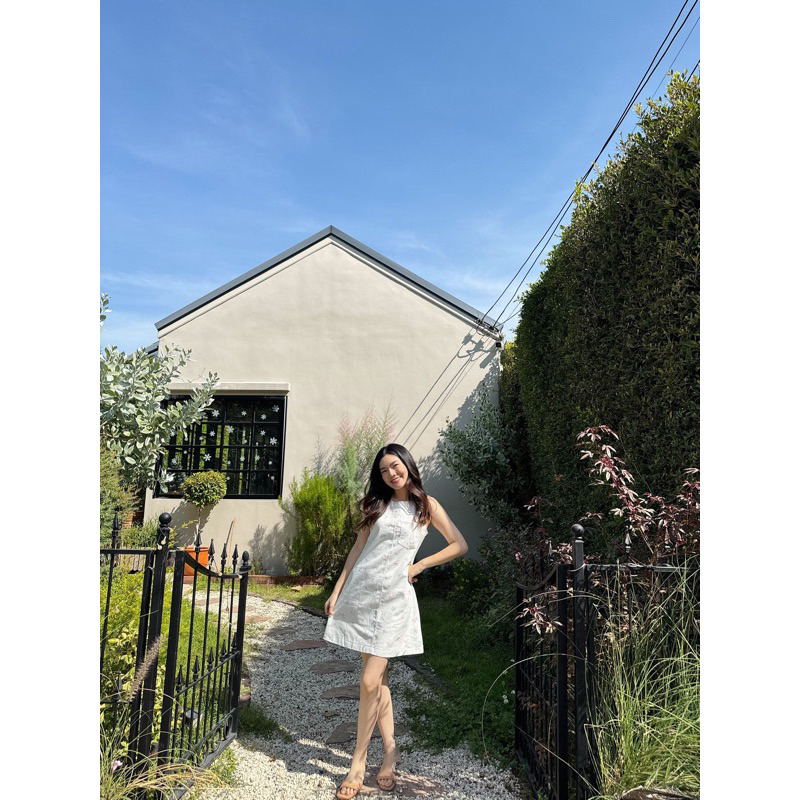 93favorsofficial_เดรสแขนกุดเดนิมขาวลายดอกไม้