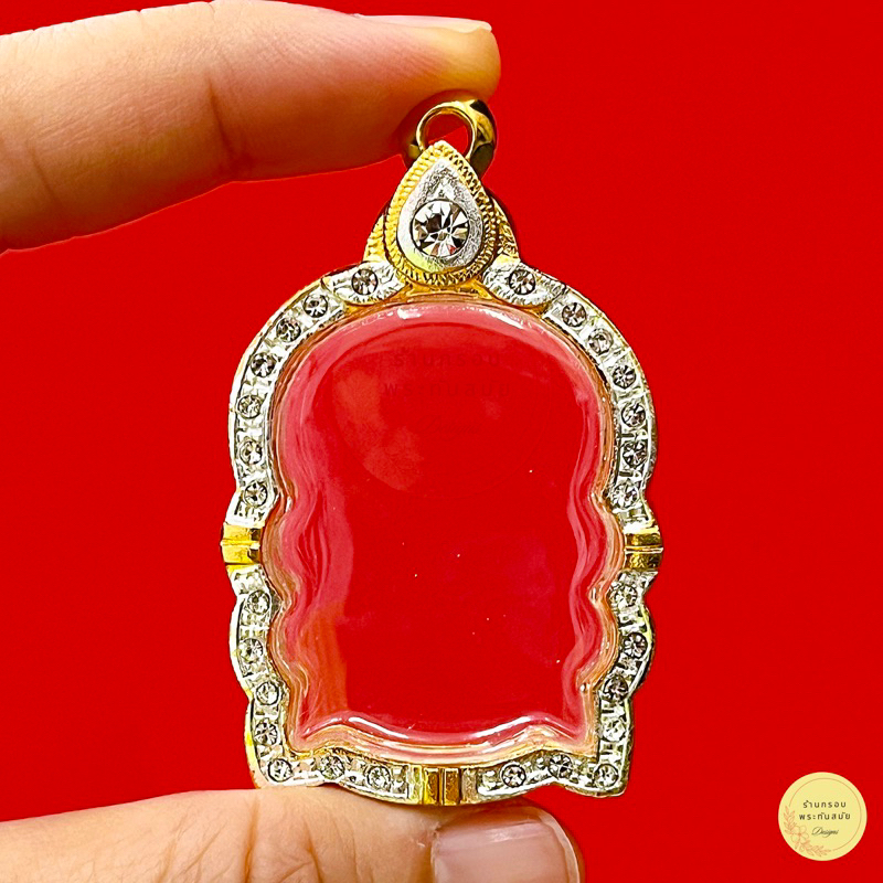 กรอบพระทรงนั่งพาน นั่งพานมีหลายขนาดให้เลือกชม ฝังเพชรcz ไมครอน5k หนาทนทานไม่ลอกไม่ดำ (มีห่วงพร้อมยางรองให้พร้อมใช้งาน)