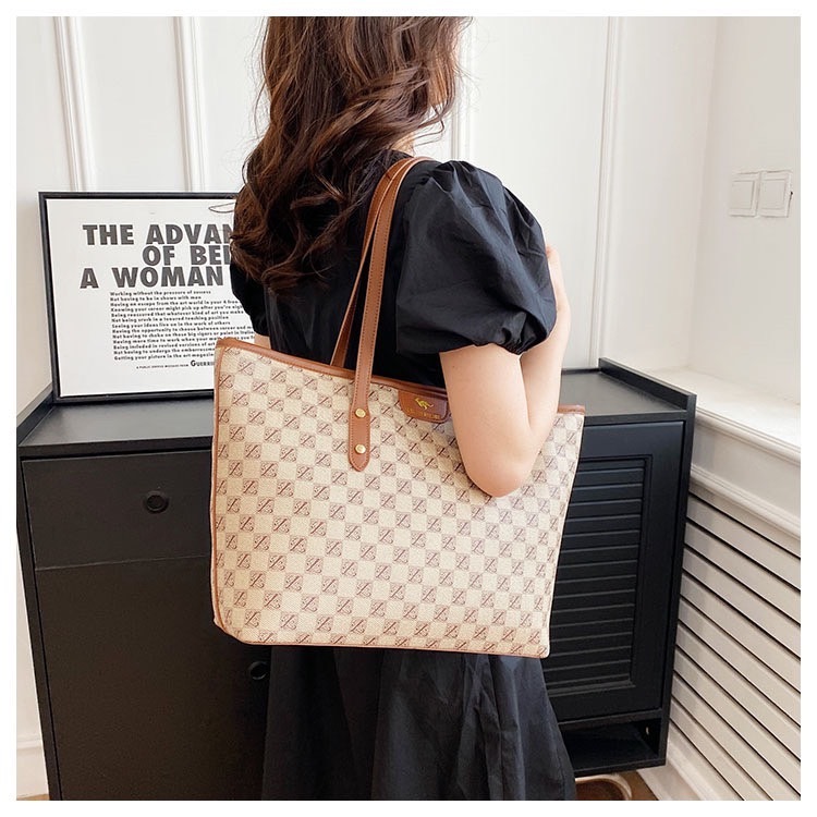 👜พร้อมส่ง👜กระเป๋าสะพายไหล่ หนัง PU เข้ากับทุกการแต่งกาย แฟชั่นเรียบง่าย สำหรับผู้หญิง สะพายได้หลายแบบหลายสไตล์✨