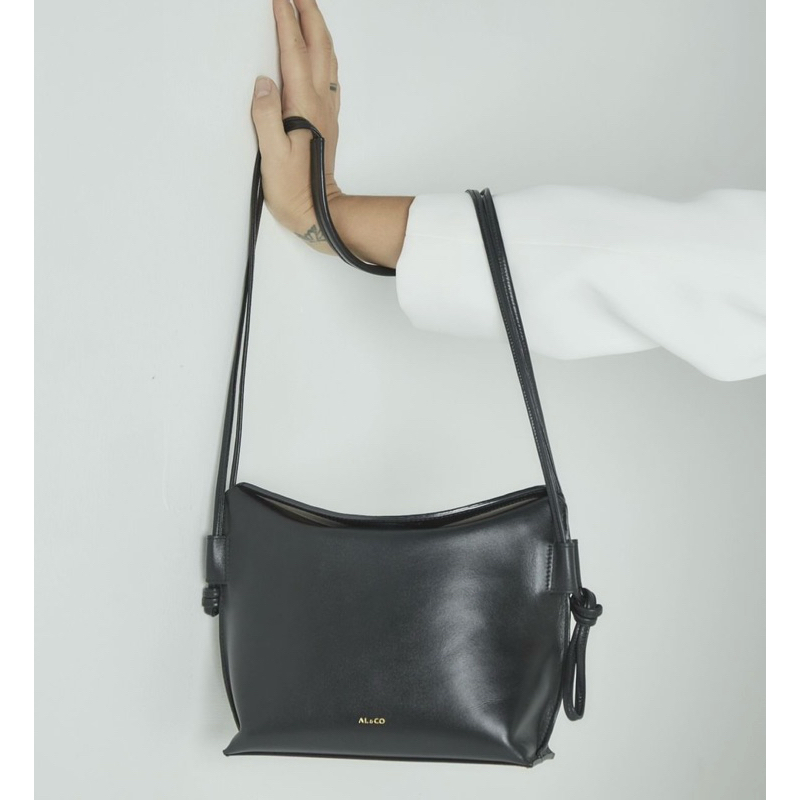 กระเป๋าหนังแท้สีดำจาก alandco