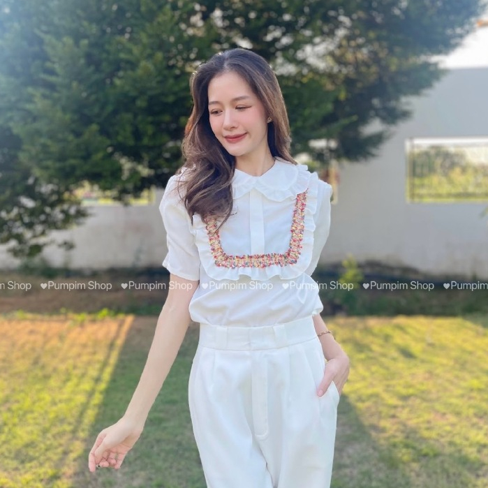 เสื้อปกบัว แต่งระบายแซกเหลี่ยม แขนตุ๊กตาน เย็บย่นน่ารัก ส่งไว เก็บโค้ดหน้ากิจกรรม โค้ดลด 30% สูงสุด 150.-