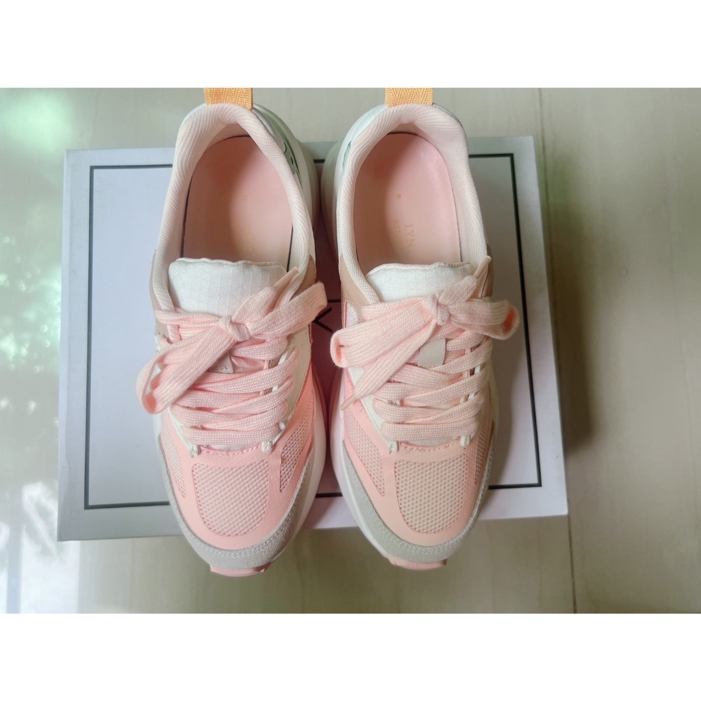 LYN ของแท้ 💯% - รองเท้าผ้าใบ สีส้มอ่อน