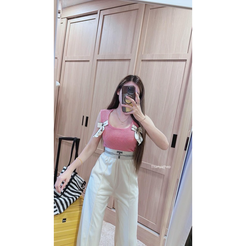 Thanyathep เซท2ชิ้น เสื้อคอยูตัวปัง ติดอะไหล่โบว์ มาพร้อมกางเกงขาตรงทรงสุดฮิต แต่งขอบเอวtyt