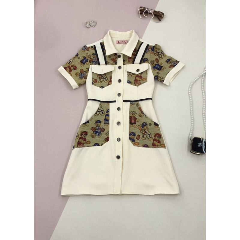 [LISA] A0516 ชุดเดรสกระโปรงคอปกแขนสั้นลายน้องหมีสีนํ้าตาลดีเทลกระเป๋าหน้าน่ารักมากใส่เที่ยว ออกงาน ค