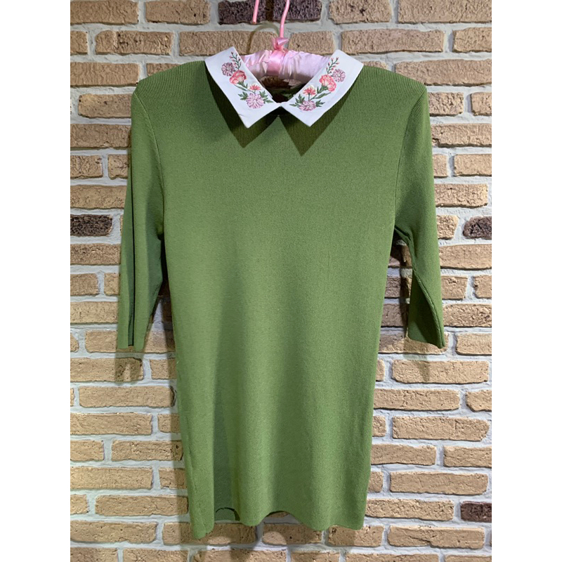 ส่งต่อเสื้อไหมพรมสีเขียวคอปกปักดอกไม้ อก30-40 แบรนด์ CPS มีตำหนิเปื้อน มือสอง