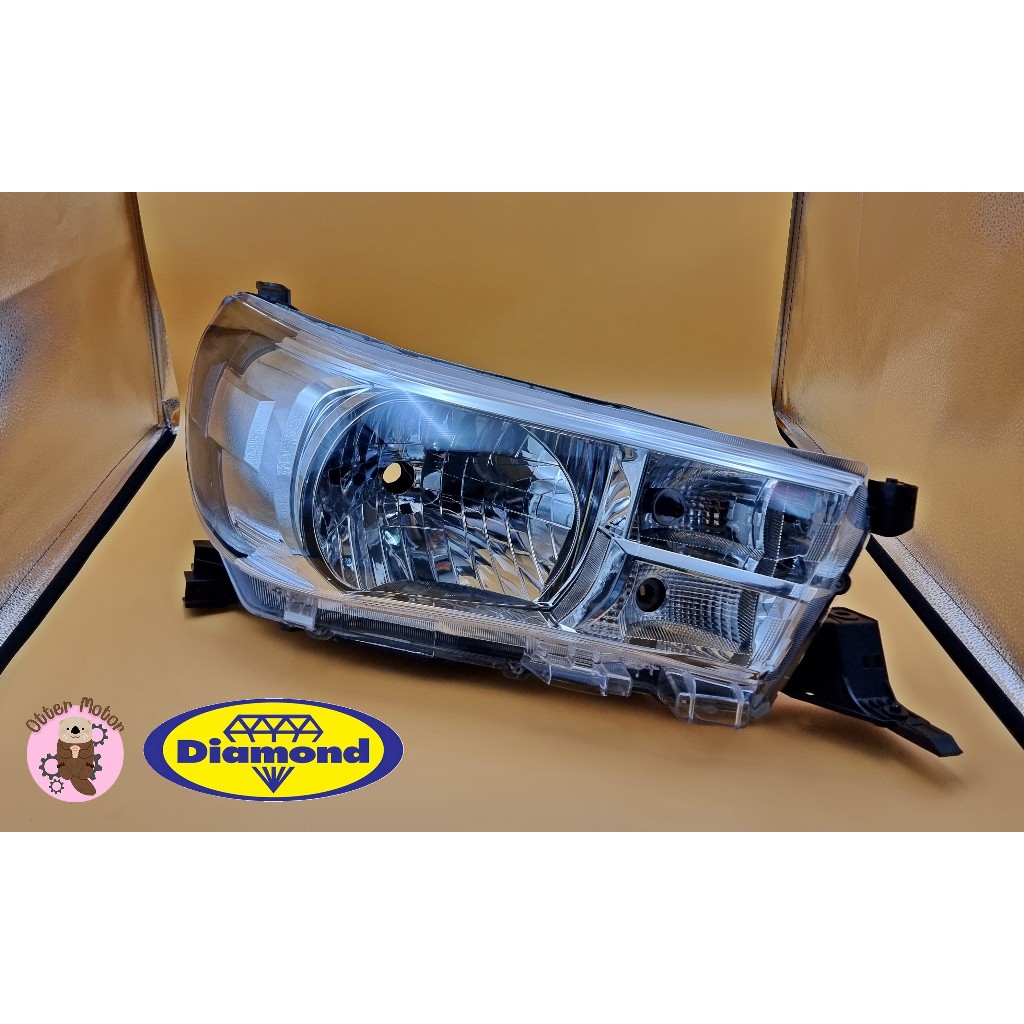 ไฟหน้ารีโว่ ไฟหน้าโตโยต้า ไฟหน้ารีโว Revo โคมไฟหน้ารีโว่ ตราเพชร รุ่นขั้วหลอดเล็ก ปี2015-2017 (TOYOTA HILUX REVO)