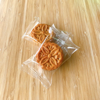 ขนมเปี๊ยะไหว้พระจันทร์ ไส้ทุเรียนไข่แดง (แบบชิ้น) ตราแม่ศรี