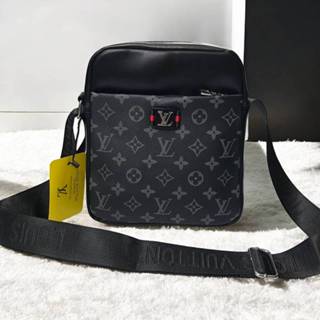 กระเป๋าสะพายผู้ชายรุ่นขายดีของมาใหม่สินค้าพร้อมส่ง