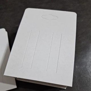 แผงกิ๊บ สั้น 7.5x10 cm 1 ก้อนมี 100 ใบ กระดาษหลังน้ำตาล หนาแข็งแรงดีครับ