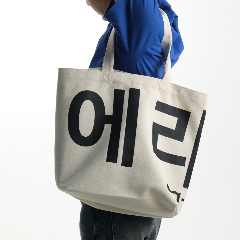 era-won กระเป๋าผ้า Medium Korea Bag สี Signature beige (เบจสกรีนดำ)