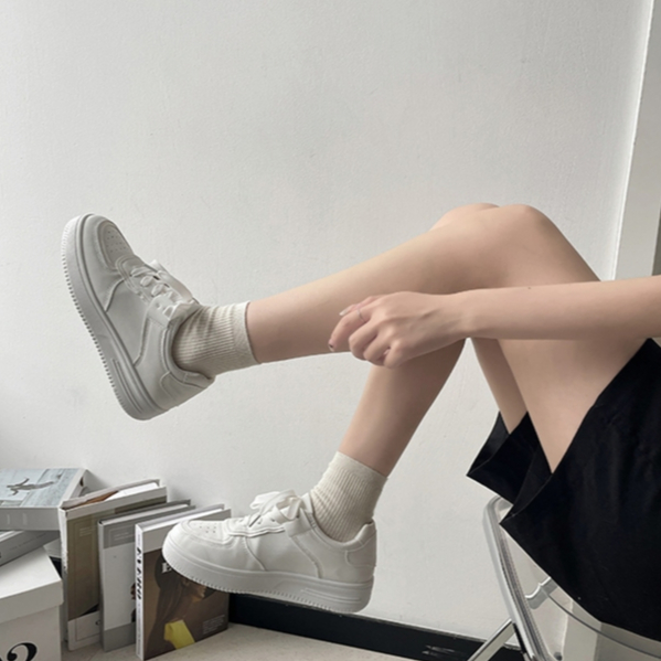 รองเท้าแฟชั่นสตรี ผูกเชือกรองเท้าผ้าใบระบายอากาศได้เวอร์ชั่นเกาหลีน้ำหนักเบาและไม่ลื่นรองเท้าสีขาว - รูปที่ 2