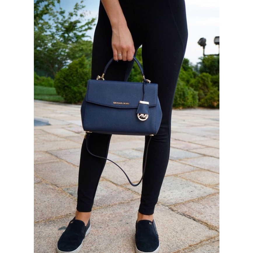 MK Michael Kors ava กระเป๋ามือสองหนังแท้ สี navy สีสวย หรู สภาพดี ของแท้