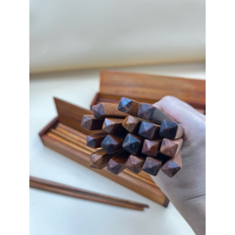 ตะเกียบ ผลิตจากไม้แดง ( 1 มัด ได้รับ 10 คู่ ) - รูปที่ 2