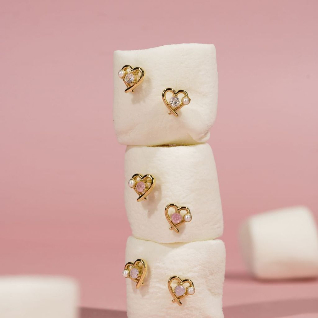 Petite Belle Stud ต่างหูสตั๊ดรูปหัวใจประดับเพทายและไข่มุก
