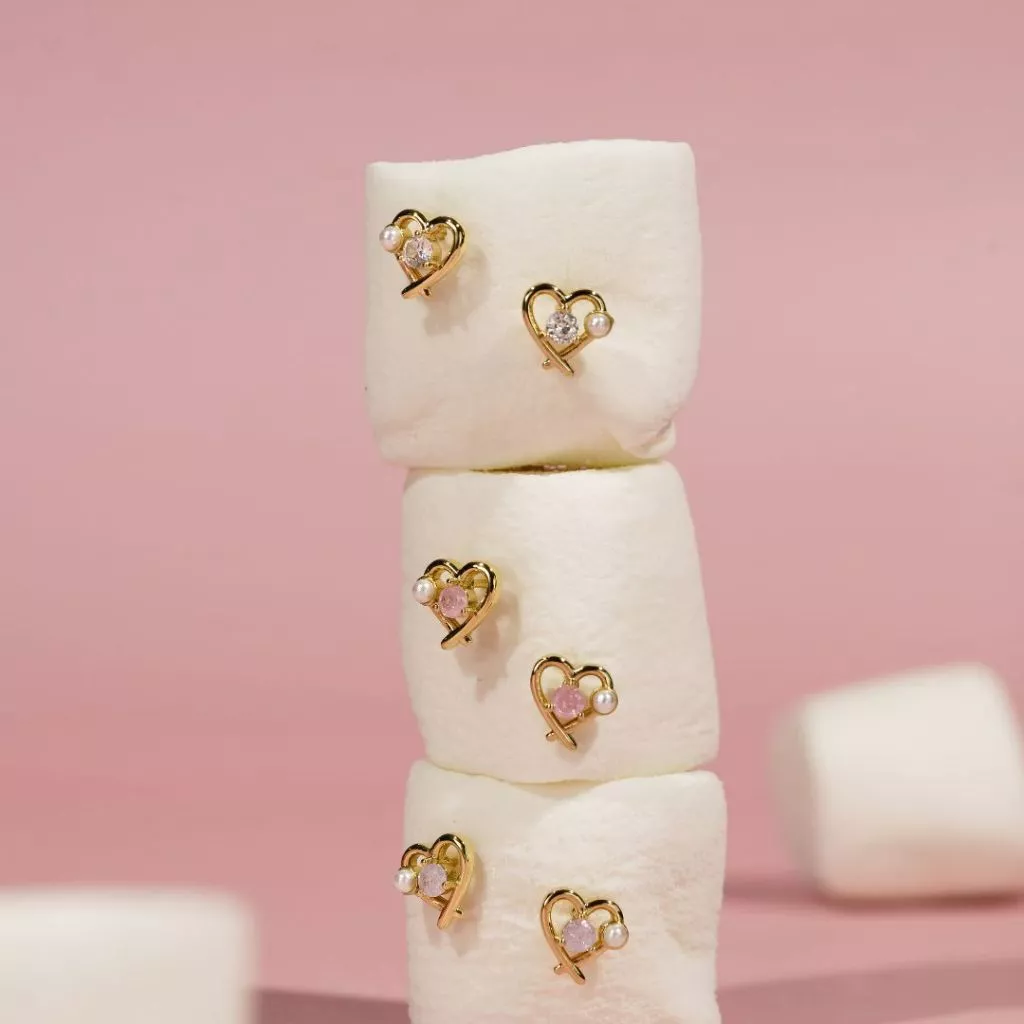Petite Belle Stud ต่างหูสตั๊ดรูปหัวใจประดับเพทายและไข่มุก