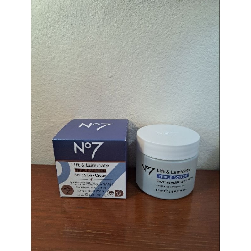 No7 Lift & Luminate Triple Action Day Cream SPF15 นัมเบอร์เซเว่น ลิฟท์ แอนด์ ลูมิเนท ทริปเปิ้ล แอคชั่น เดย์ครีม