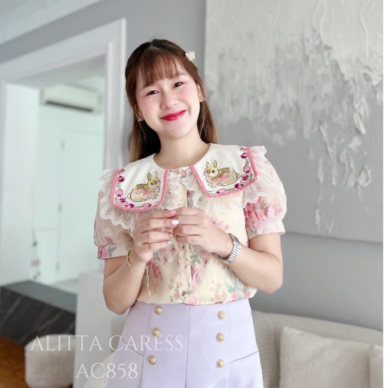 ALITTA CARESS : AC858 เสื้อคอกลมพิมพ์ลายดอกไม้ ปกขาวปักน้องกระต่ายพร้อมเเต่งระบาย น่ารักสุดๆ