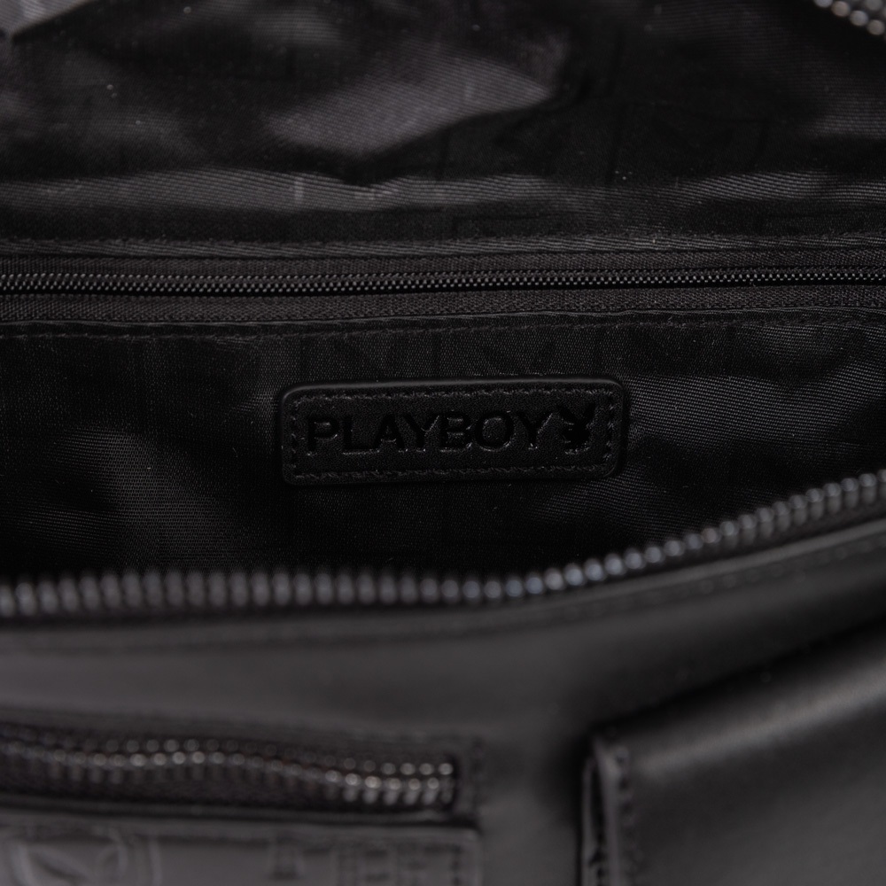 Playboy:รุ่น Cooper Men's Chest bag กระเป๋าคาดอกคาดเอวผู้ชายST-B243PBM290-BK ดีไซน์แต่งกระเป๋าหน้า หนังปั้มโลโก้ สีดำ