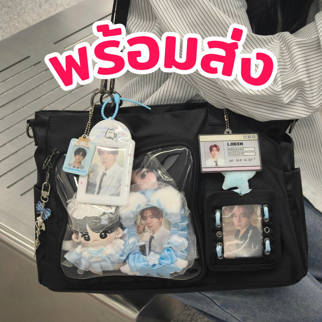 [พร้อมส่ง] 🖤 Ita Bag กระเป๋าอวดเมน ผ้าเงาผิวลื่น ใส่ตุ๊กตา ที่ห้อยพรอพเพียบ แถมสายสะพายยาวปรับได้