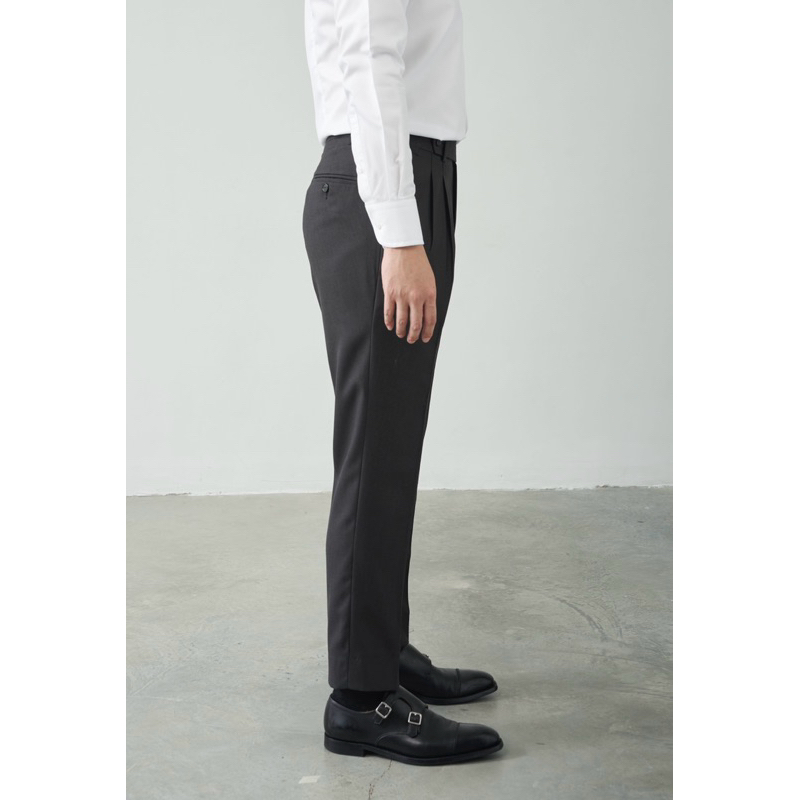 [Code20%ทักแชท] The Wellington Trouser สีเทาเข้ม Charcoal Grey | ทรง Slim Fit 2 จีบ | ผ้า High Twist | ตัวปรับเอว