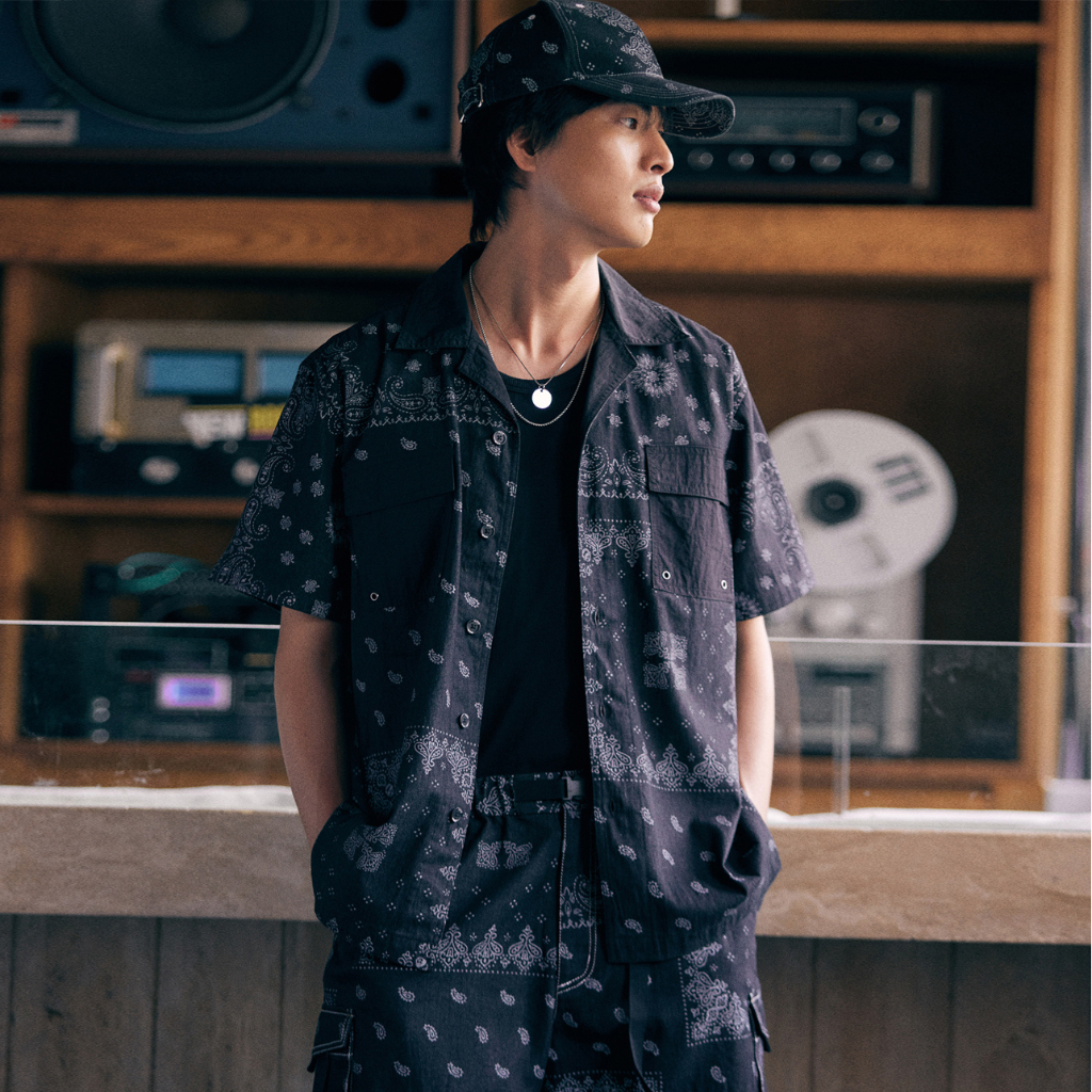 [MOO 3/24] Paisley-Patch Short Sleeves เสื้อเชิ้ตผู้ชาย แขนสั้น คอปก ผ้ายีนส์ สกรีนลายเพสลีย์ ตัดต่อชิ้นแต่งกระเป๋าหน้า