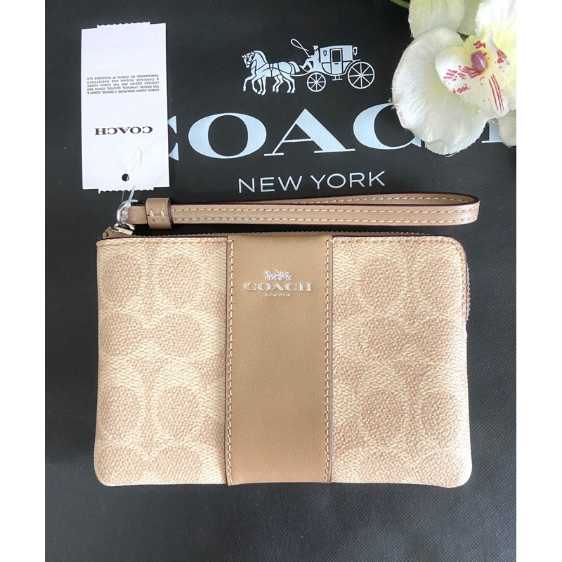 ⭐️สีใหม่พร้อมส่งค่ะ Coach คล้องมือ S1zip ลายซีสี sand คาดสีtaupe สวยดูแพงค่ะสีนี้⭐️