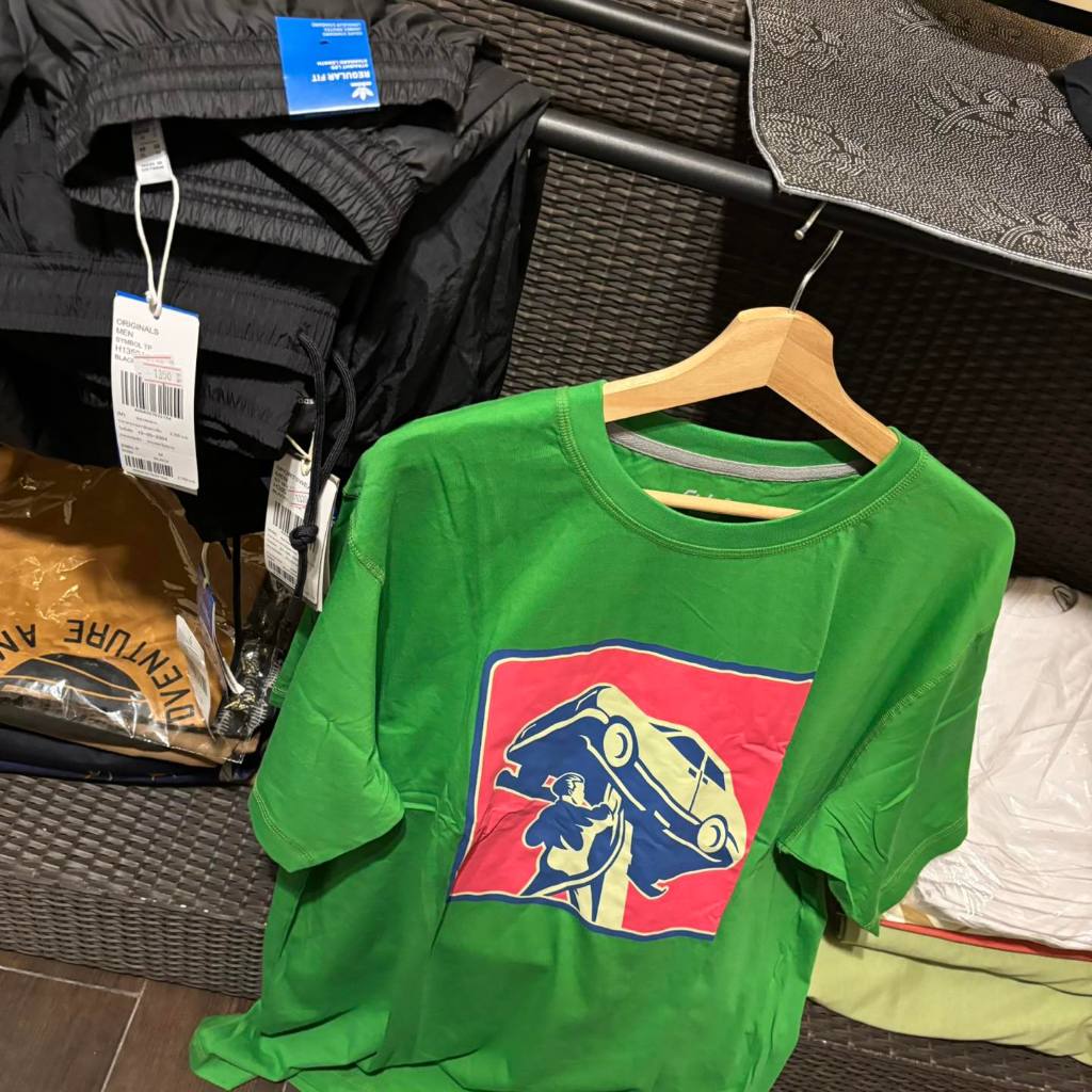 เสื้อ snickers ไม่พูดเยอะ 159 บาท