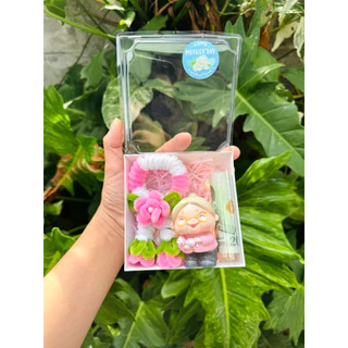 ของขวัญวันแม่กล่องใส่เงิน1ใบ มาลัยกำมะหยี่เป็นเข็มกลัด สามารถนำไปใช้งานได้ค่ะ