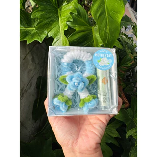 ของขวัญวันแม่กล่องใส่เงิน1ใบ มาลัยกำมะหยี่เป็นเข็มกลัด สามารถนำไปใช้งานได้ค่ะ