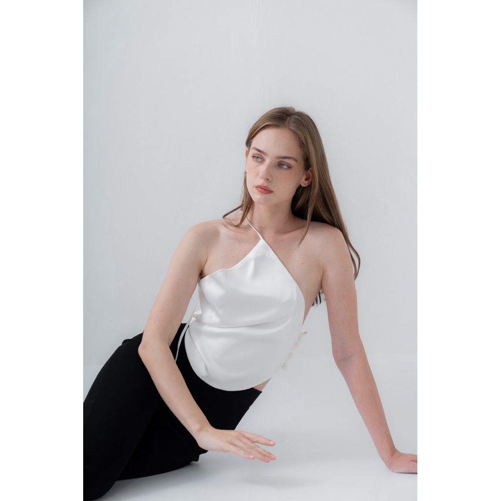 แบรนด์ Tabtab.studio รุ่น Iris Top - เสื้อสายเดี่ยวเปิดหลัง สีขาว