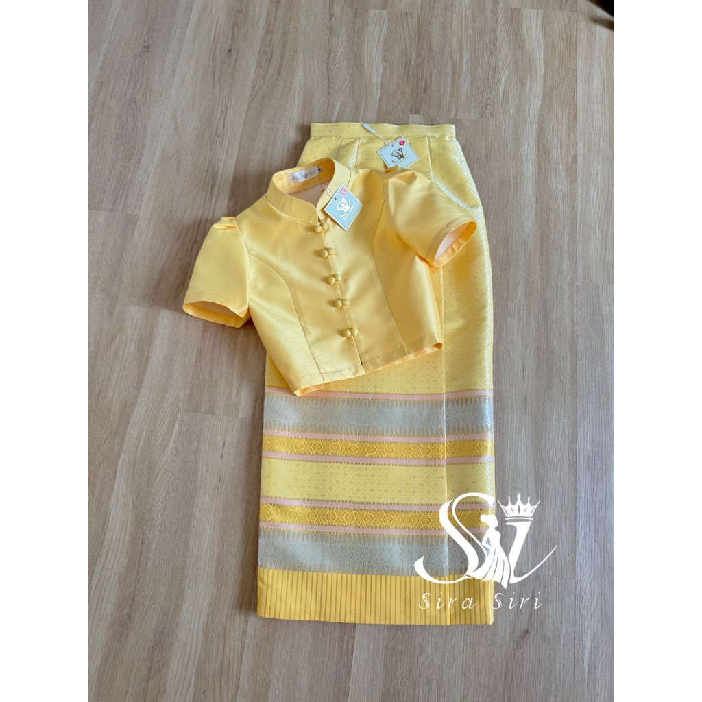 พร้อมส่ง✅สีเหลืองละมุนมาก 💛 ชุดไทยผ้าไหมสีเหลือง Sira Siri ชุดไทยสีเหลือง ชุดผ้าไหมสีเหลือง ชุดไทยวันพ่อ ชุดไทยสีเหลือง - รูปที่ 3