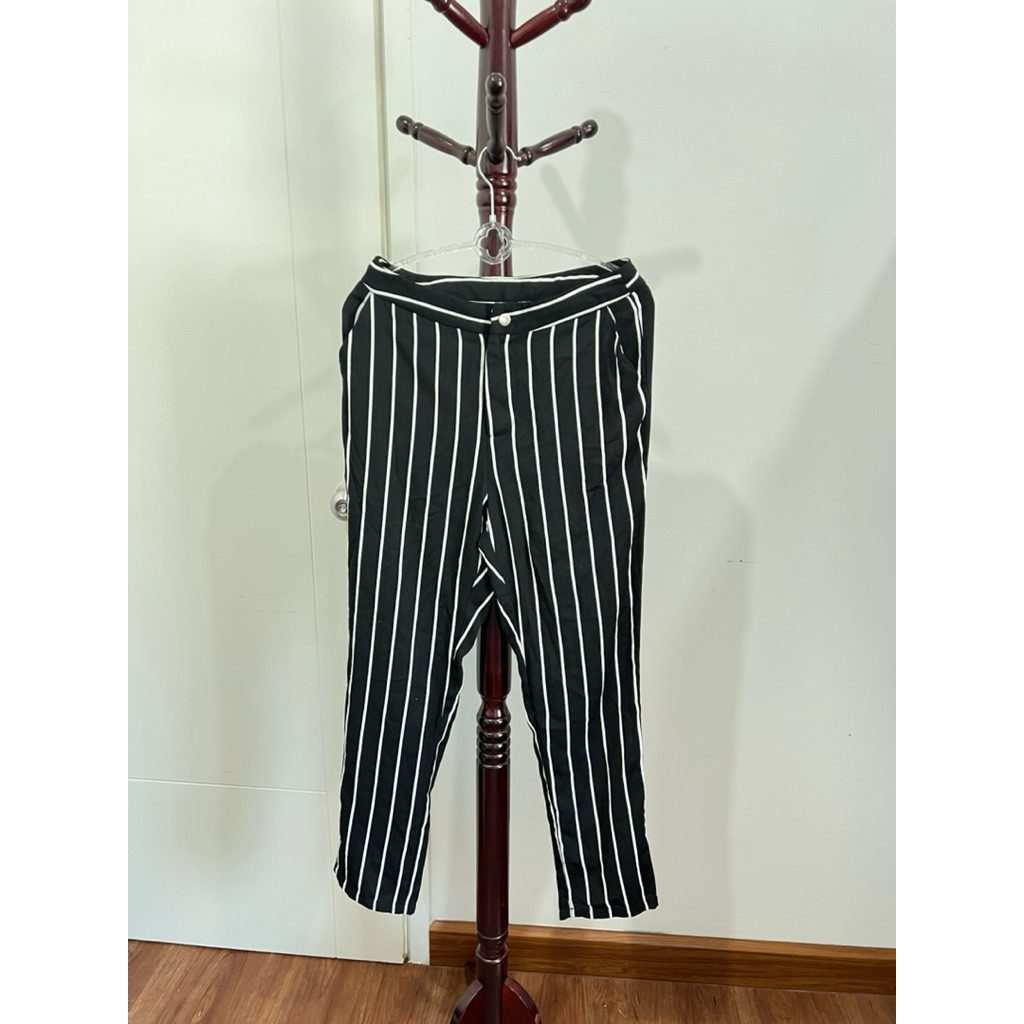 ส่งต่อ กางเกงลายทางสีดำ ใหม่มาก xaact💯