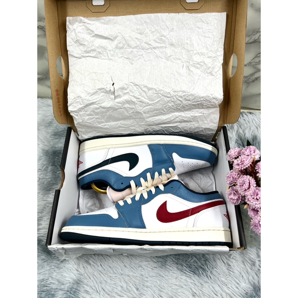 AIR JORDAN 1 LOW SE WHIT/ARMORY NAVY-AEGEAN STORM Size 9.5 UK/ 44.5 EUR/ 28.5 CM 💐 ราคา 4,500 บาท 💐