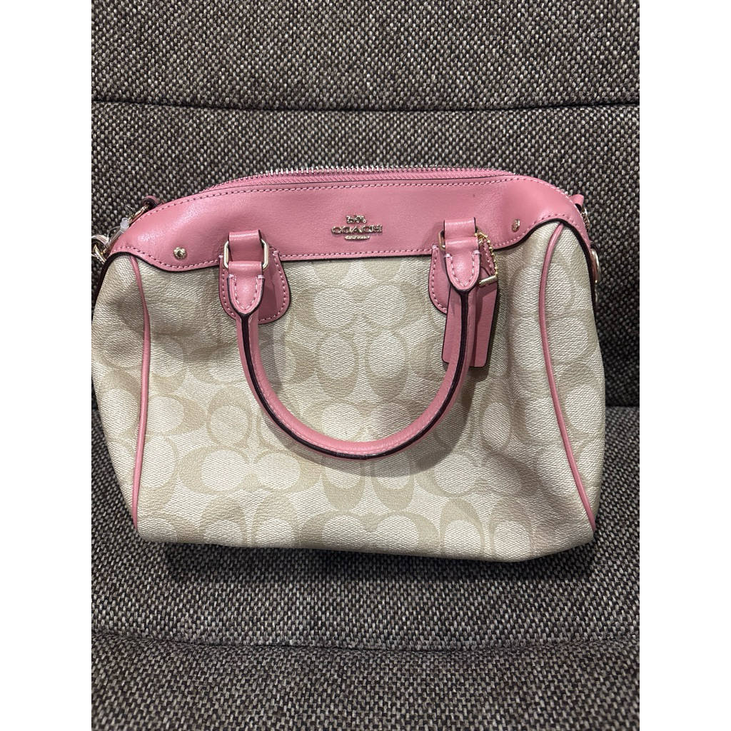 โละ โละ MK  ของพร้อมส่งcoach สีชมพู ป้อกกี้ ทรงหมอน ของแท้ มีตำหนิเล็กน้อย