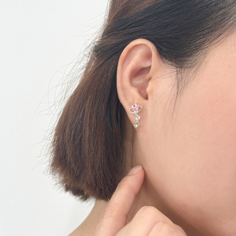 earika.earrings - punch crush crown set เซ็ตต่างหูหัวใจชมพู ก้านเงินแท้ชุบทองคำขาว เหมาะสำหรับคนแพ้ง่าย - รูปที่ 2