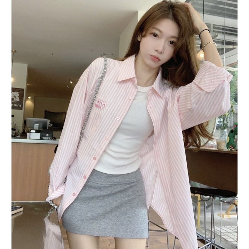 เสื้อเชิ้ตลายทางสีชมพูเกาหลี เสื้อแขนยาวทรงหลวม ปักหัวใจที่กระเป๋า ใส่สบาย ถ่ายรูปง่าย