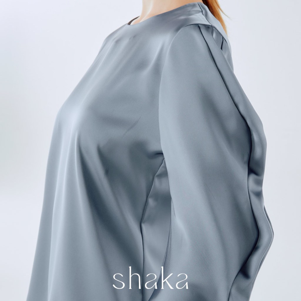 Shaka AW24 Melt Sleeve Satin Blouse เสื้อแขนยาว แขนแพทเทิร์น melt มีวอลลุ่ม (BLUE) BL-8241005 — صورة 6