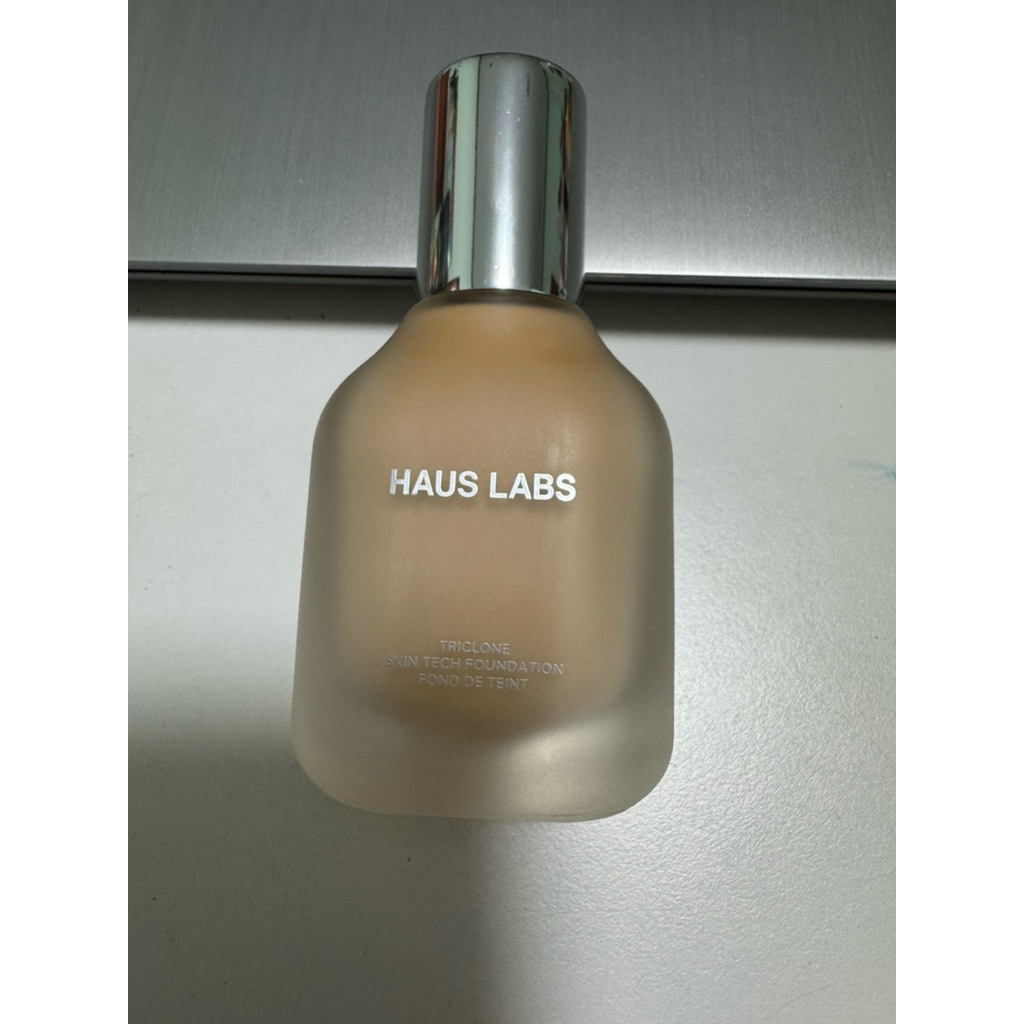 รองพื้น Haus Labs  สี 145 Light cool  ประมาณ  90%