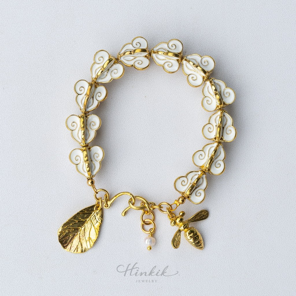 Hinkik Jewelry สร้อยข้อมือดอกรักล้วน ทองเหลืองขัดเงา ลงอีนาเมลสีขาว