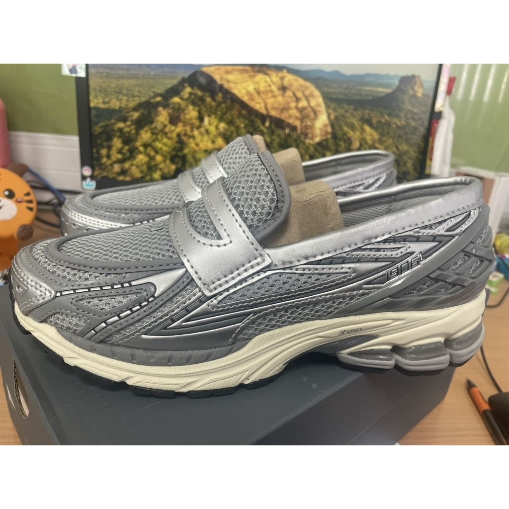 พร้อมส่ง*แท้ 💯% *ของใหม่มือ1 New Balance 1906L Loafer สี metallic silver Size : Us.Mens 6 (Womens 7.
