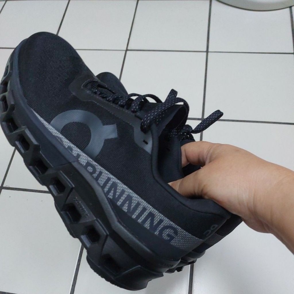 รองเท้าออกกำลังกาย oncloud