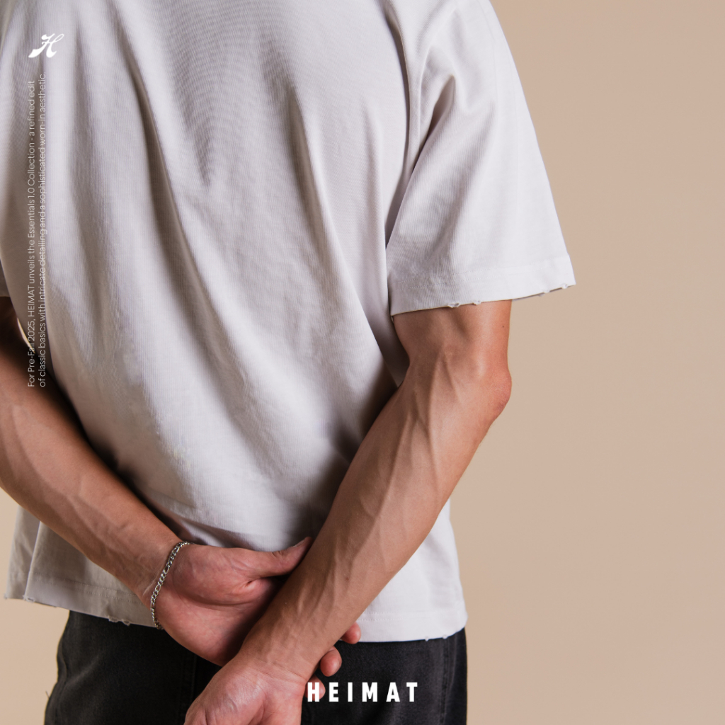 HEIMAT ESSENTIALS 1.0 TEE – DIRTY WHITE – เสื้อยืดคอกลมทรง boxy ราคา ถูกที่สุด ดีลบีเคเค แกลเลอรีภาพที่ 2