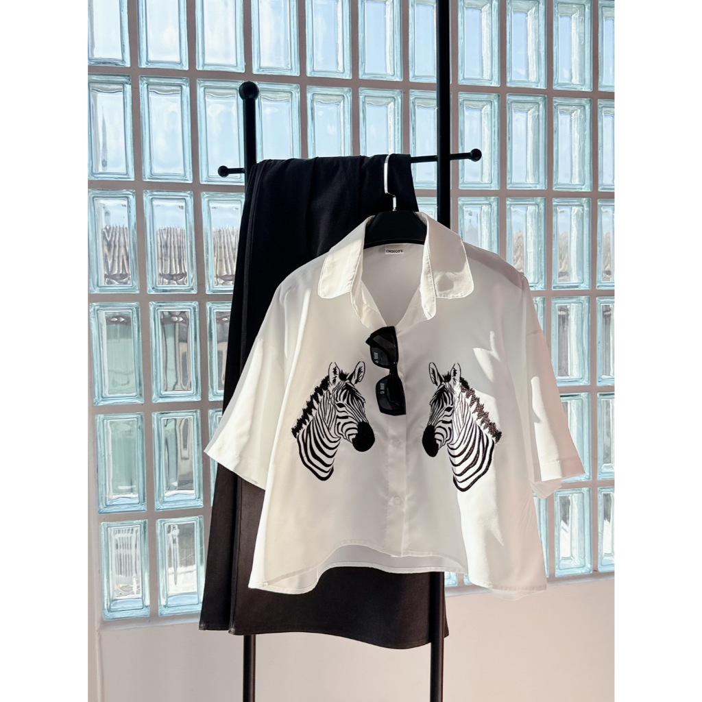 เสื้อเชิ้ตแขนสั้นสุดมินิมอล อกใหญ่ over size เพิ่มดีเทลน่ารักด้วยลายปักม้าลายคู่รัก